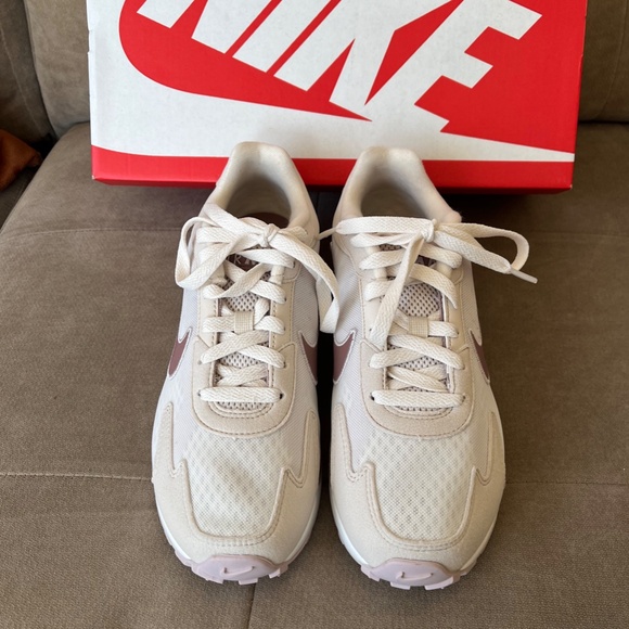 NIB - Air Max Solo Sneaker - Picture 2 of 6